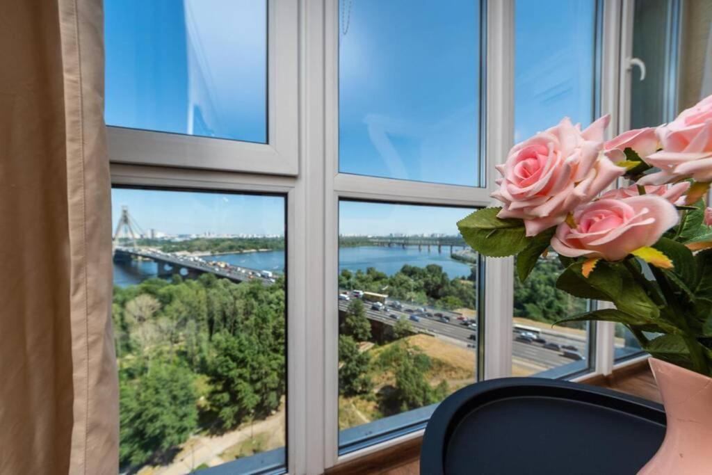 Apartments With Crazy Panoramic View Of The Dniepr كييف المظهر الخارجي الصورة