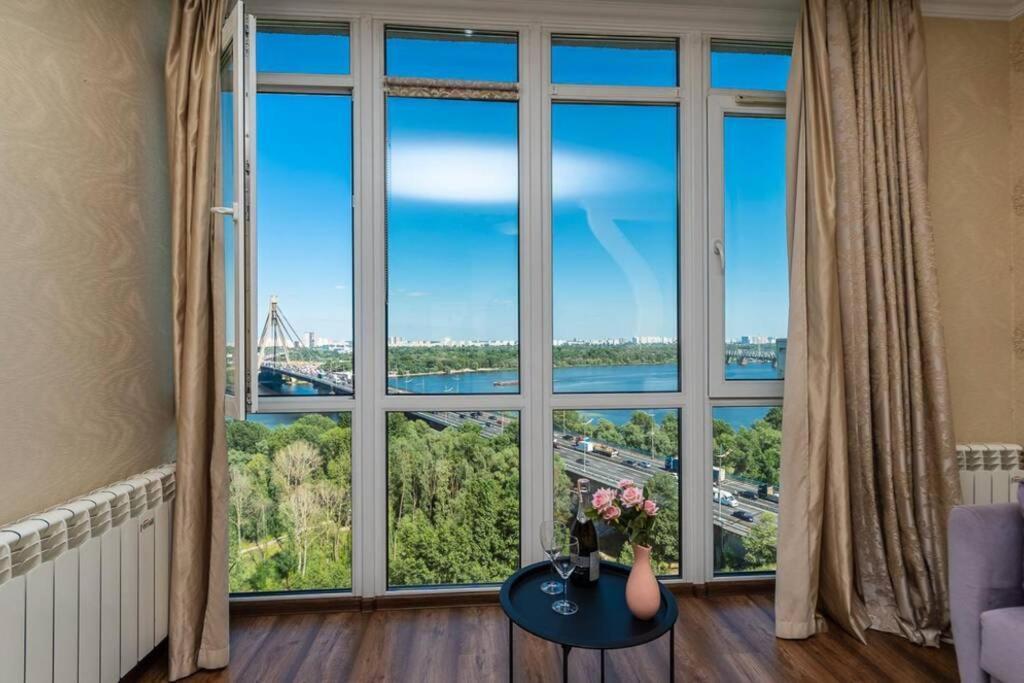 Apartments With Crazy Panoramic View Of The Dniepr كييف المظهر الخارجي الصورة